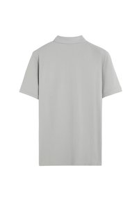 Polo de color gris claro con mangas cortas, cuello estándar y un acabado textil suave. Sin adornos ni patrones visibles.