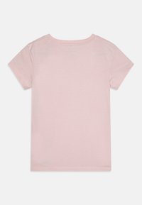 Camiseta de manga corta rosa claro con cuello redondo. Tejido de algodón suave, hombros sin costuras y dobladillo recto. Diseño minimalista.