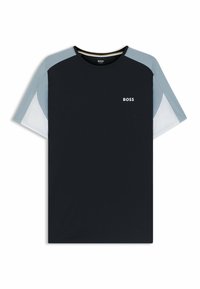 Mörkblå T-shirt med korta ärmar, med ljusgrå accenter på axlarna och en vit logotyp på bröstet. Tillverkad av bomull.