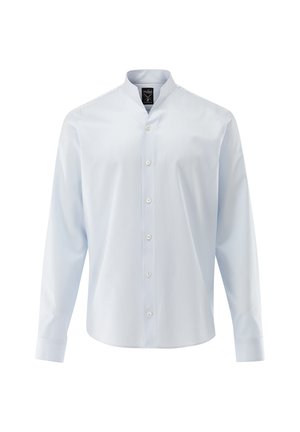 Hellblaues Herrenhemd mit langen Ärmeln, Knopfleiste und Stehkragen, mit dezenten vertikalen Streifen, präsentiert vor weißem Hintergrund.