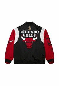 Chaquetón de los Chicago Bulls, en negro y rojo, con un prominente logo de un toro, acentos en blanco y detalles bordados de la NBA en las mangas.