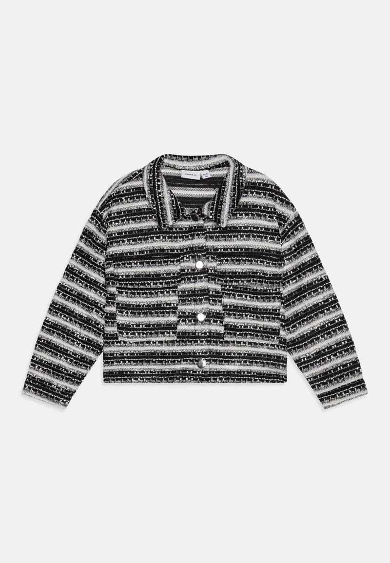 Veste courte à rayures noires et blanches avec manches longues, boutons sur le devant, un col et une seule poche poitrine avec rabat boutonné.