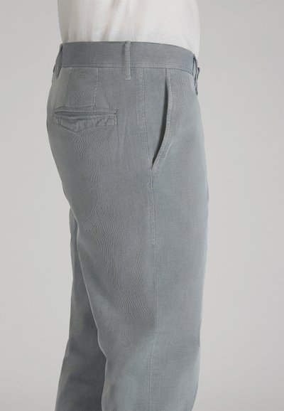 Pantaloni in cotone grigio con superficie testurizzata, dotati di tasca posteriore, passanti per cintura e design a gamba affusolata.