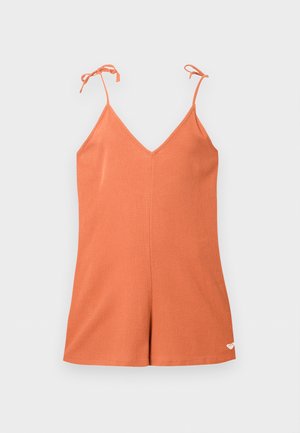 Πορτοκαλί ολόσωμη φόρμα χωρίς μανίκια με V-λαιμόκοψη και ρυθμιζόμενα κορδόνια, με μικρό λευκό λογότυπο καρδιάς κοντά στο τελείωμα, σε απλό φόντο.