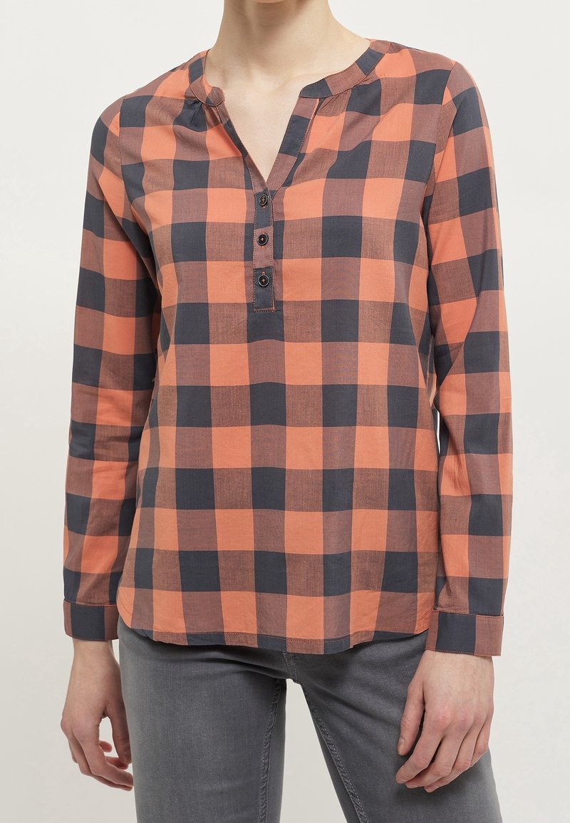 Långärmad orange och marinblå rutskjorta med knäppning och rundad halsringning. Tillverkad av lättviktig tyg och har en avslappnad passform.