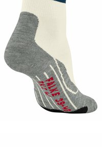 Szare i kremowe skarpetki z fakturowanym piętą, czerwoną literą i wyściełaną podeszwą z kontrastującymi czarnymi akcentami.