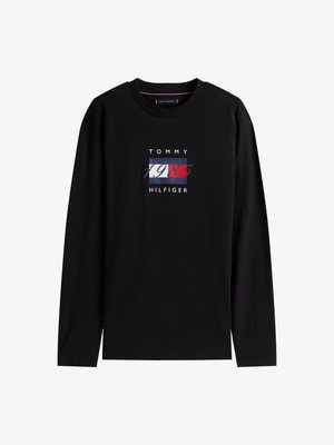 Schwarz langärmliges Baumwoll-T-Shirt mit einem zentralen grafischen Design in Rot, Weiß und Blau, das "TOMMY 1985 HILFIGER" zeigt.