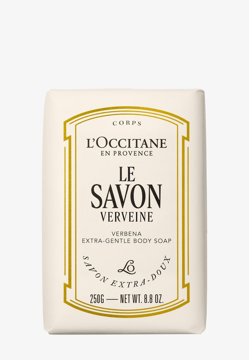 Savon corporel extra-doux à la verveine L'Occitane, emballage crème avec bordure dorée, poids de 250 g (8,8 oz) indiqué à l'avant.