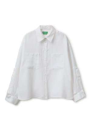 Chemise blanche à manches longues avec col et deux poches poitrine, présentée à plat sur un fond blanc.