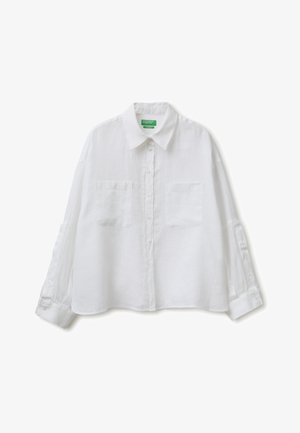 Witte, lange mouwen, overhemd met knopen en kraag, met twee borstzakken, plat uitgespreid op een witte achtergrond.