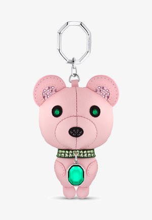 Portachiavi a forma di orso in pelle rosa con occhi di gemma verde, naso nero e collare verde decorato con pietre preziose. Presenta un attacco per anello in argento.