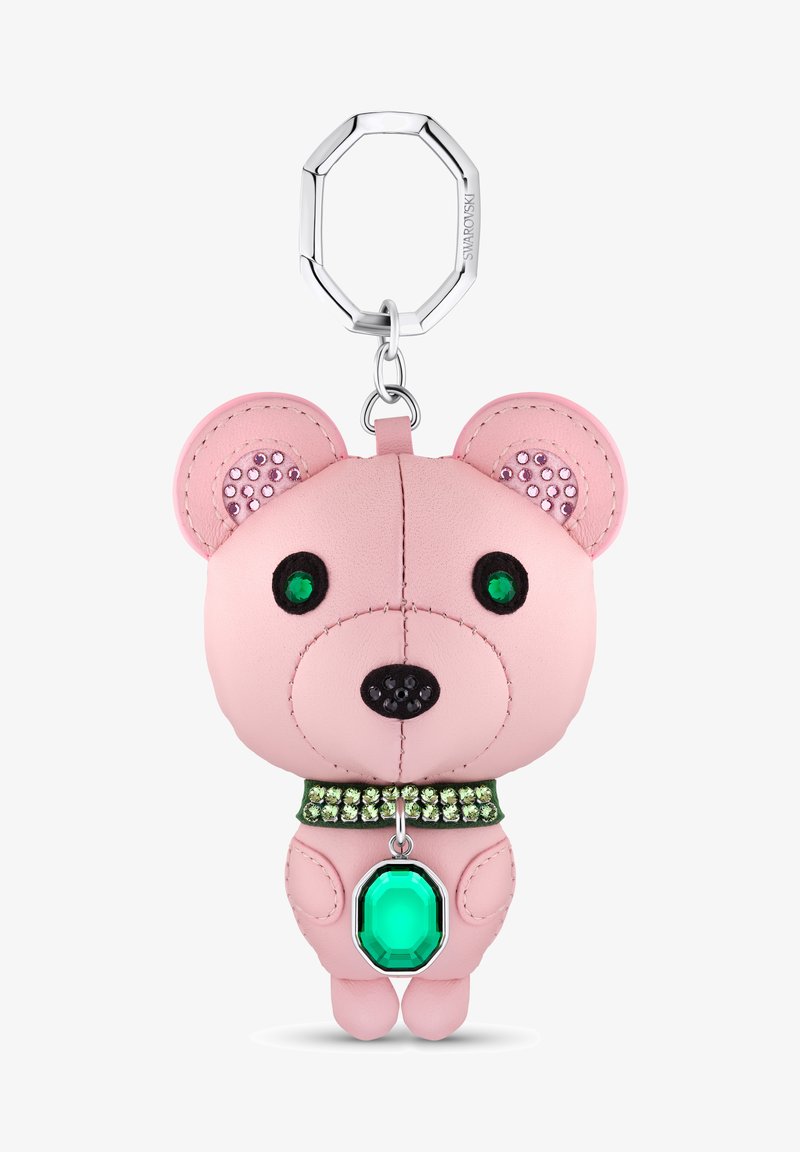 Porte-clés en cuir rose en forme d'ours avec des yeux en pierre précieuse verte, un nez noir et un collier en vert incrusté de bijoux. Comprend un attachement de porte-clés en argent.