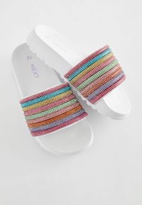 Fehér könnyen felhúzható szandálok, multicolor gyöngyös csíkozással a felső részen. Simább talp bordázott szélekkel a jobb tapadásért.
