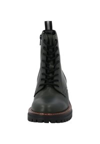 Stivaletto alla caviglia in pelle verde scuro con lacci neri, collo imbottito, zip laterale e suola testurizzata, caratterizzato da cuciture a contrasto e linguetta.