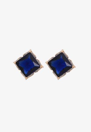 Boucles d'oreilles en forme carrée ornées de pierres précieuses bleu profond, entourées d'un cadre doré détaillé avec de petites pierres transparentes accentuant les bords.