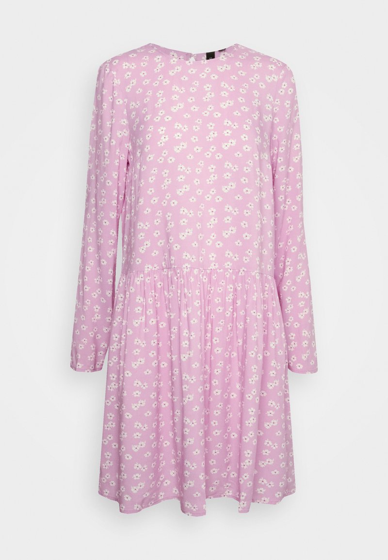 Vestido rosa de manga longa com um padrão floral, gola redonda, cintura ajustada e saia rodada. Feito de um tecido leve e suave.