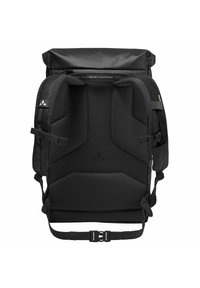 Sac à dos noir au design épuré. Caractéristiques : panneau arrière texturé et rembourré et bretelles réglables. Fabriqué à partir de matériaux recyclés.