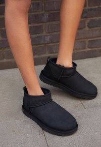CLASSIC ULTRA MINI - Winter boots - black