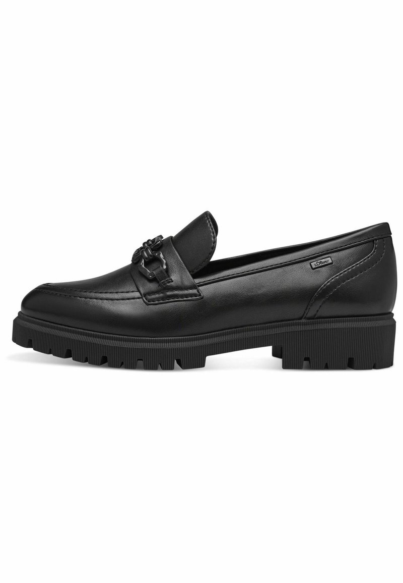 Mocassin en cuir noir à talon bas avec semelle épaissie, boucle décorative sur le dessus et étiquette de marque s.Oliver visible sur le côté.