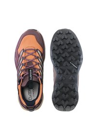 Ανδρικό παπούτσι πεζοπορίας σε πορτοκαλί και μωβ, θέα από πάνω που δείχνει τα κορδόνια, και θέα της σόλας που εμφανίζει το βαθύ σχέδιο πέλματος και το λογότυπο Lowa.