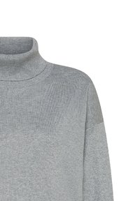 Maglione grigio con collo a dolcevita e texture a coste, caratterizzato da un collo alto e maniche lunghe. Il materiale sembra morbido e leggermente aderente sulle spalle.