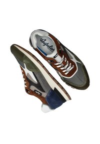 Zapatillas deportivas para hombre con una combinación de ante marrón, malla gris, detalles en verde oliva y una suela blanca. Presentan texturas contrastantes y un diseño de cordones.