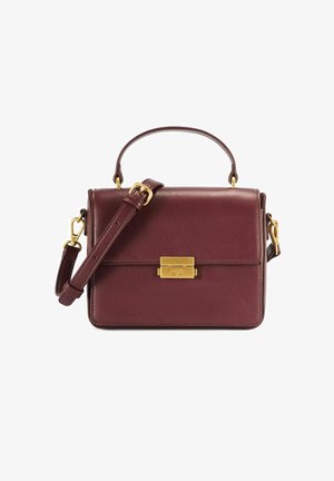 Burgundowa skórzana torba o zorganizowanej konstrukcji, z złotymi akcesoriami, z górnym uchwytem i odpinanym paskiem na ramię, z zapięciem na klamrę z przodu.