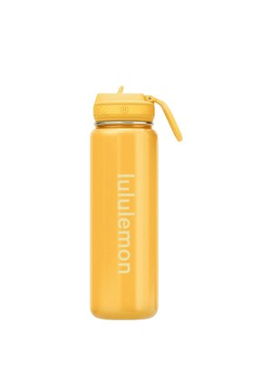 Gul Lululemon vandflaske med flip-top låg og indbygget sugerør på hvid baggrund.