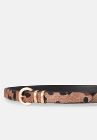 Leopardenmuster-Gürtel aus braunem und schwarzem Kunstfell, mit einer goldfarbenen metallenen Schnalle und einem schwarzen Lederband, schmales Design mit glatter Textur.