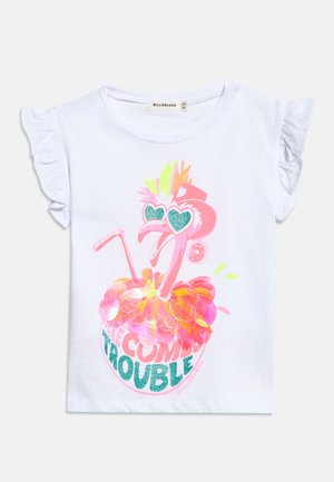 Valge volangidega varrukatega särk, millel sädelev roosa flamingo südamekujuliste päikeseprillidega ja ees tekst "Troublemängu Kuninganna".