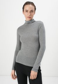 Grå langærmet turtleneck trøje lavet af blødt, strækbart stof; tætsiddende design med en glat tekstur og uden yderligere mønstre eller detaljer.