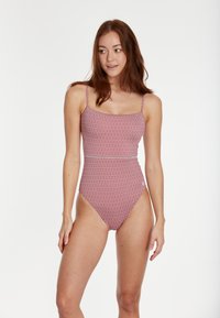 Maillot de bain une pièce rouge avec un motif en losange, décolleté carré, fines bretelles et jambes hautes. Fabriqué en matériau lisse et extensible.