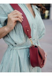 VUCH TRICIA - Taška s příčným popruhem - wine red