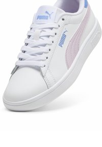 Białe syntetyczne sneakersy o niskim profilu. Posiadają jasnofioletowe akcenty po bokach i na pięcie oraz białe sznurowadła. Widoczne logo Puma.