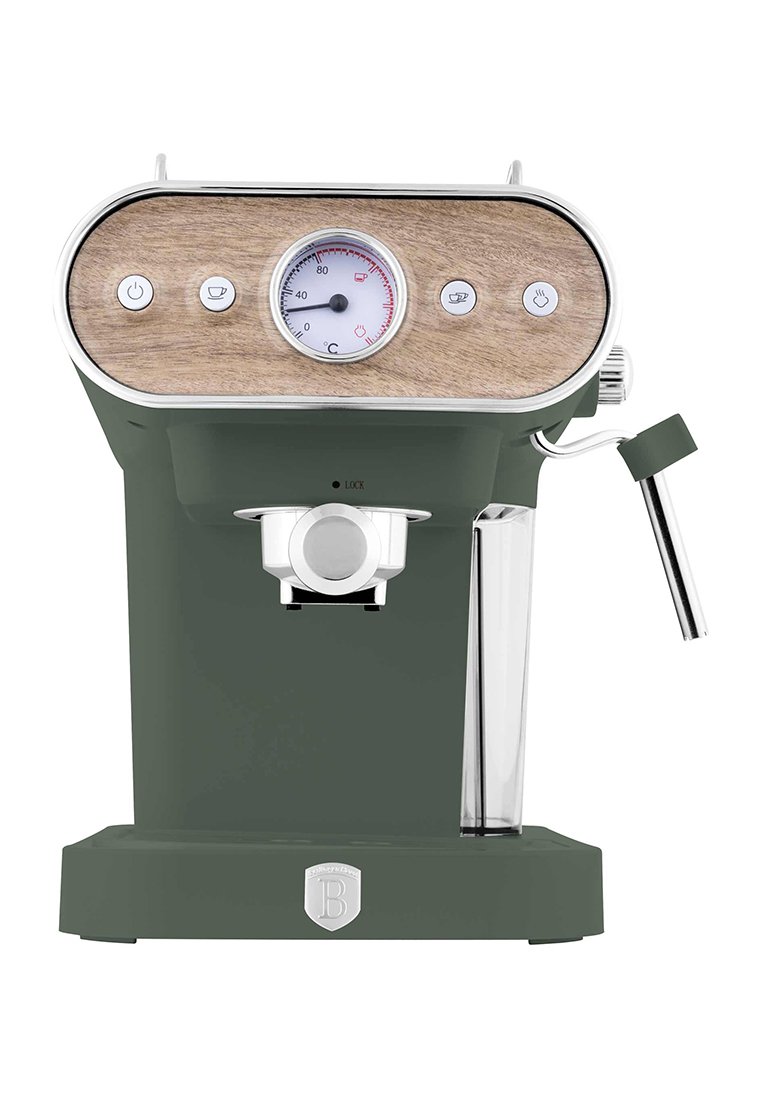 Kávovar se zeleným tělem, dřevěnými doplňky, kulatým tlakomerem, stříbrným kováním a parní tryskou na pravé straně.