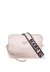 Borsa a pochette rosa pallido con una tracolla nera che presenta "MARC ELI" in carattere grassetto; include una cerniera dorata e un manico per il trasporto.