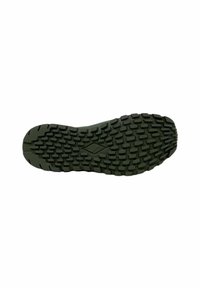 Suola di scarpa in gomma di colore verde scuro, caratterizzata da un motivo testurizzato per la presa, con lugs multidirezionali e una scanalatura centrale liscia.