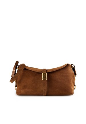 Rjava semišna torbica za čez ramo z nastavljivim trakom in zlatim zapiralom z vtisnjenim imenom blagovne znamke, prikazana na belem ozadju.