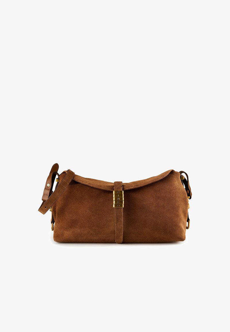 Καφέ τσάντα ώμου από σουέντ με ρυθμιζόμενο ιμάντα και χρυσό κούμπωμα με το χαραγμένο όνομα της μάρκας, εμφανίζεται σε λευκό φόντο.