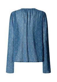 Blauwe blouse met lange mouwen, voorzien van een subtiel wit diamantpatroon en een geplooide halslijn, tegen een witte achtergrond.