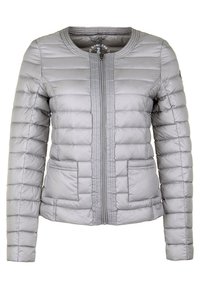 Veste matelassée gris clair avec couture horizontale, fermeture éclair à l'avant, col rond, manches longues et deux poches avant.