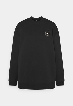 Zwarte crewneck-trui met lange mouwen en klein cirkelvormig tekstlogo in lichte kleur op de bovenste linkerborst.