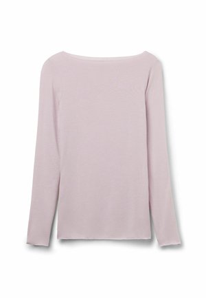 Hellrosa langärmliges Shirt mit Bootsausschnitt, figurbetontem Schnitt und einfarbiger Textur, dargestellt vor weißem Hintergrund.