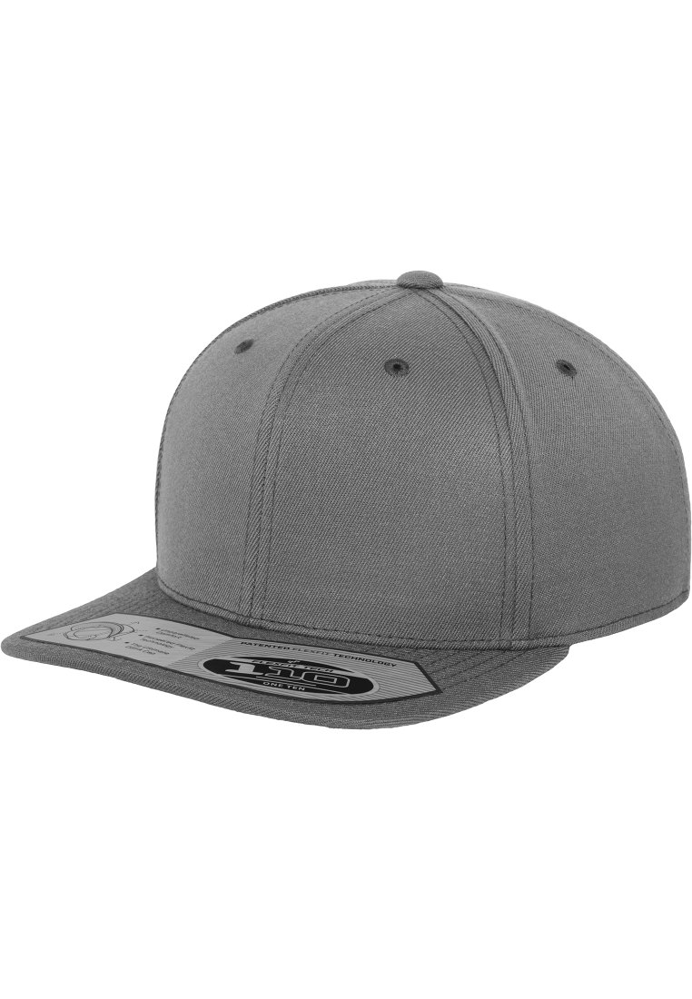 Grå tilpasset baseballkasket med flad skygge og struktureret design. Har en glat stoftekstur og et mærketikette under skyggen.