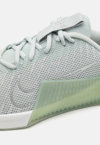 Nike Performance METCON 9 - Edzőcipő - light silver/metallic silver/summit white/jade horizon