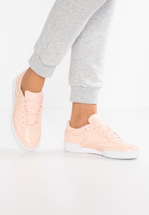 Reebok Classic CLUB C 85 PATENT - Sneakers laag - desert dust/white