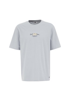 Harmaa puuvillapaita lyhyillä hihoilla, pyöreällä kaula-aukolla ja mustalla tulostetulla tekstillä rinnassa. Täydentää pieni logo helmassa.