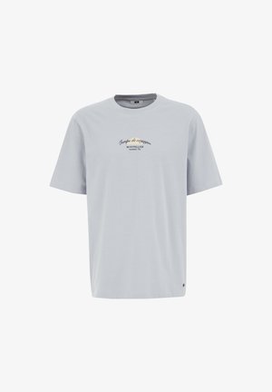 Ljusgrå bomullströja med korta ärmar, rund halsringning och tryckt text i svart på bröstet. Har en liten logotyp vid fållen.