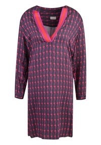 Sukienka z długim rękawem i dekoltem w kształcie litery V, na granatowym tle, z geometrycznym wzorem w różowym i czerwonym. Gładki materiał o luźnym kroju.