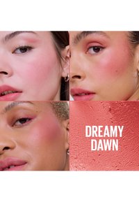 Trois visages avec du maquillage rose sur les joues et les yeux, à côté d'un échantillon de maquillage texturé rose avec le texte « Dreamy Dawn ».